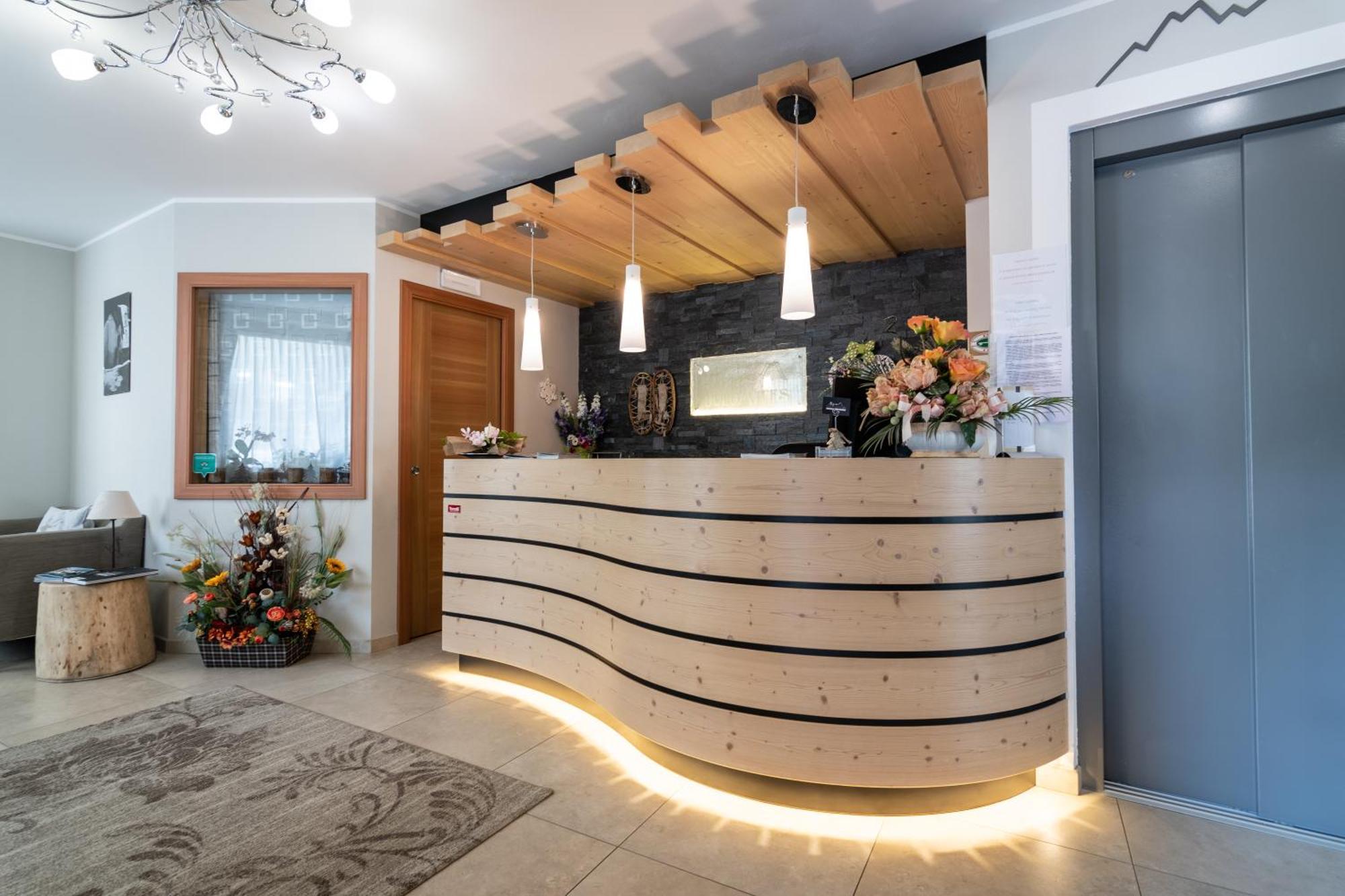 Aparthotel Dolomites Living&Relax Commezzadura Luaran gambar