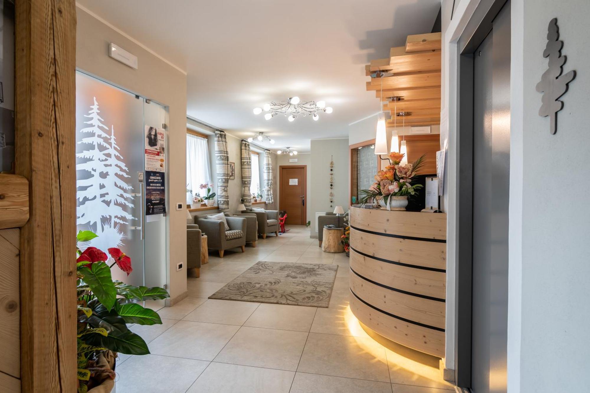 Aparthotel Dolomites Living&Relax Commezzadura Luaran gambar